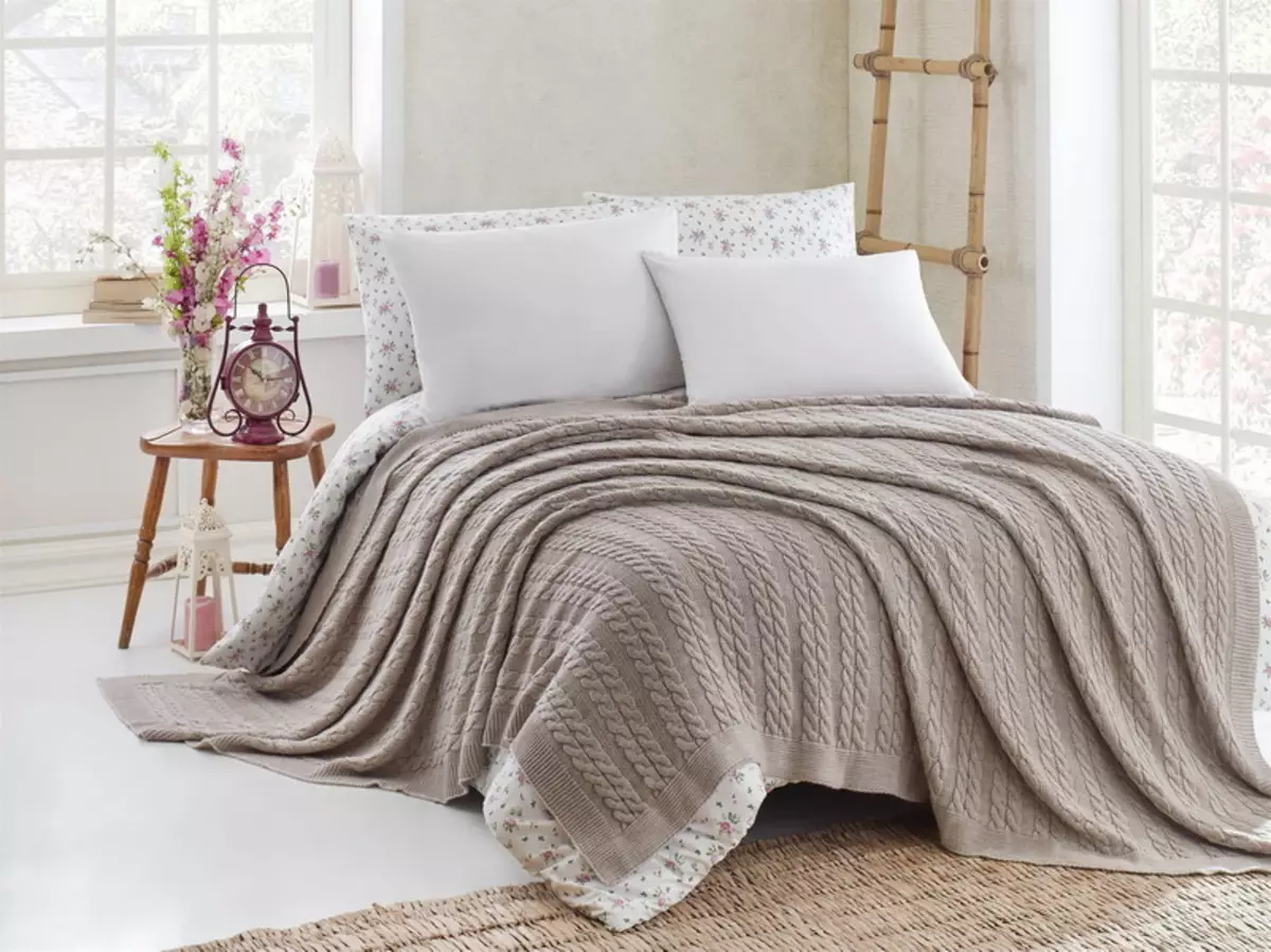 Pletené plaidy (69 fotografií): posteľná bielizeň na posteli pletenej a inej priadze, ručné pletenie zo štvorcov a slučiek, biela, sivá a iná farba 24941_4