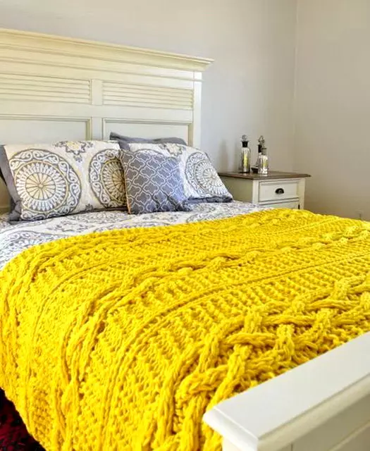 Plaid rajutan (69 gambar): Bedspreads di atas katil rajutan dan benang lain, tangan mengait dari dataran dan dengan gelung, putih, kelabu dan warna lain 24941_42
