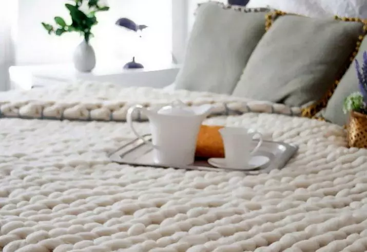 Plaids tricotés (69 photos): couvre-lit sur un lit de tricoté et autre fil, tricot à la main des carrés et avec des boucles, blanc, gris et autre couleur 24941_52
