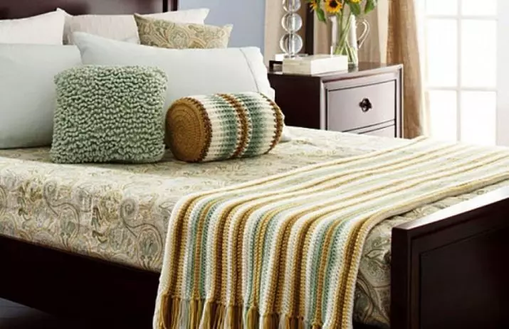 Plaids thurur (69 foto): bedspreads në një shtrat të thurur dhe fije të tjera, dorë thurje nga sheshet dhe me sythe, të bardhë, gri dhe ngjyra të tjera 24941_54