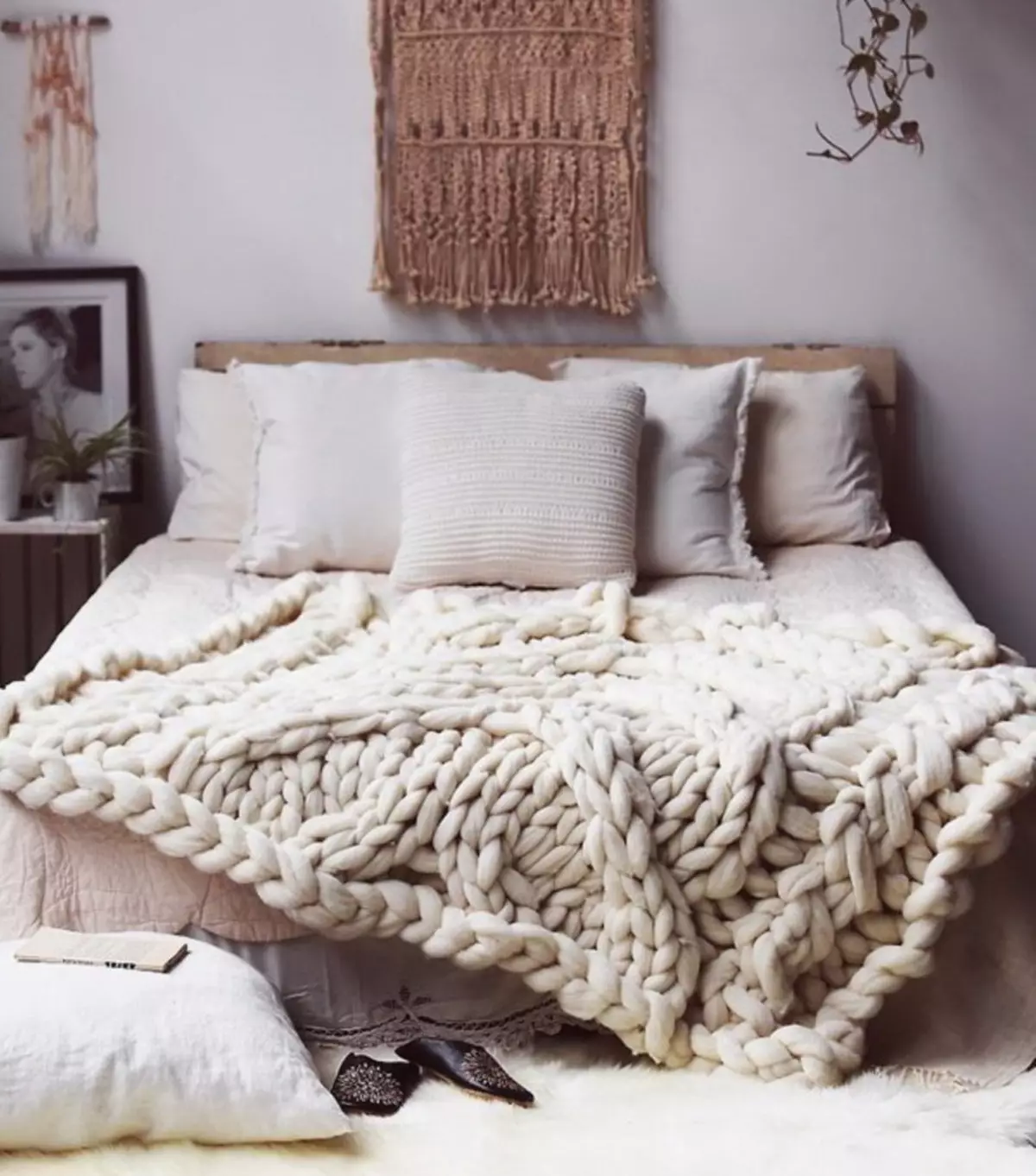 Pletené plaidy (69 fotografií): posteľná bielizeň na posteli pletenej a inej priadze, ručné pletenie zo štvorcov a slučiek, biela, sivá a iná farba 24941_55