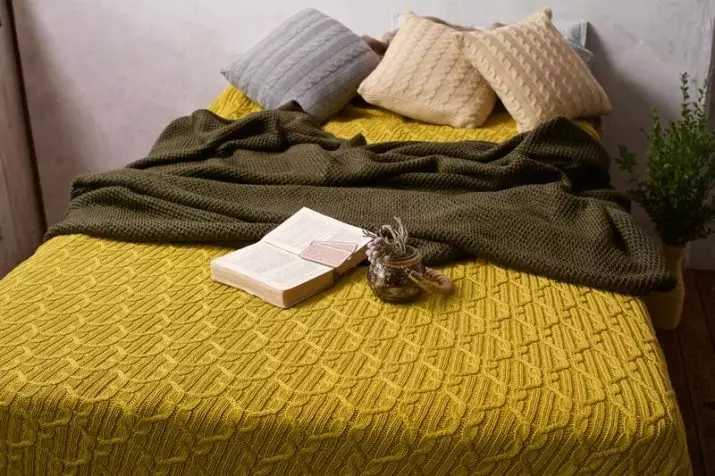 Plaids thurur (69 foto): bedspreads në një shtrat të thurur dhe fije të tjera, dorë thurje nga sheshet dhe me sythe, të bardhë, gri dhe ngjyra të tjera 24941_57