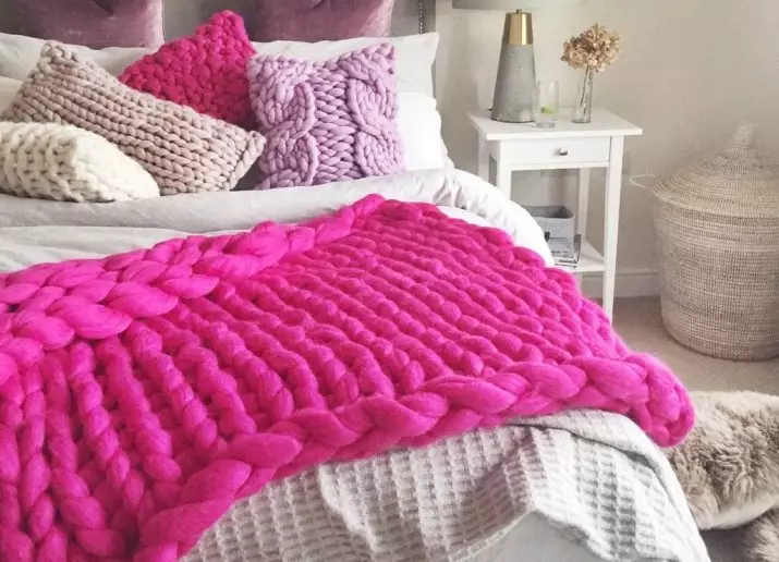 Telhas de malha (69 fotos): colchas em uma cama de malha e outro fio, mão de tricô de quadrados e com loops, branco, cinza e outra cor 24941_58