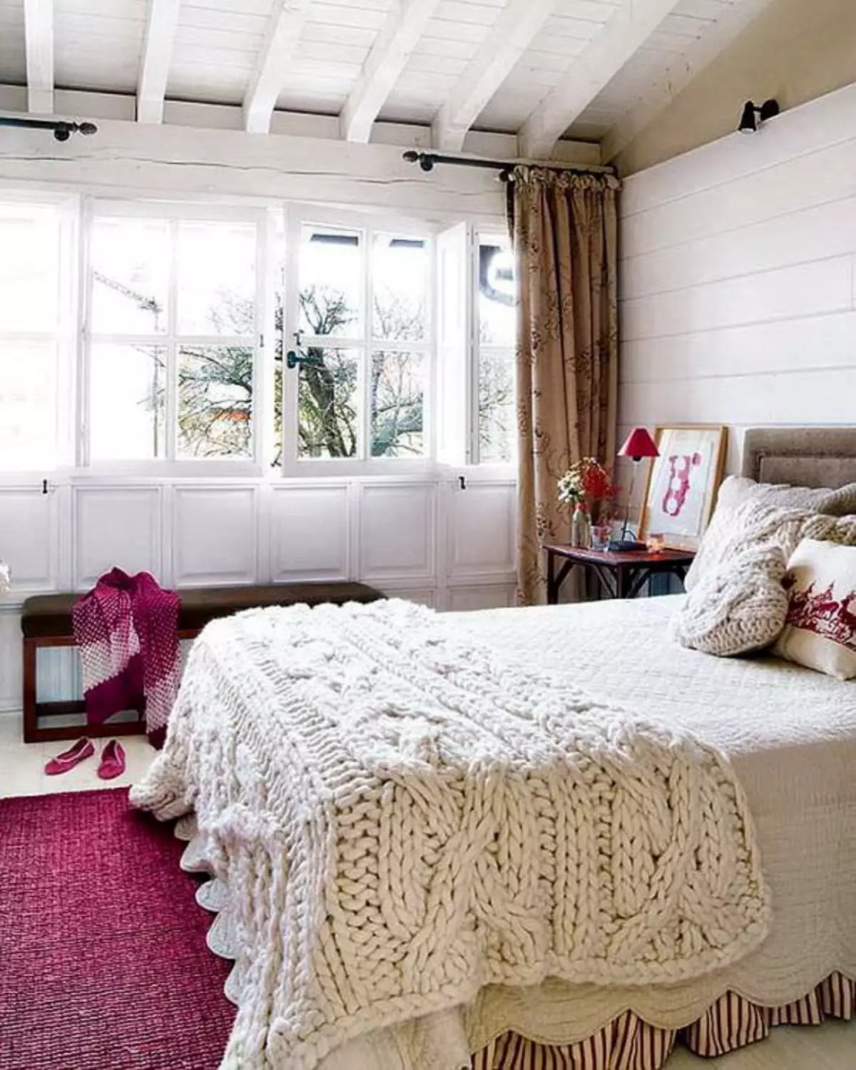 Pletené plaidy (69 fotografií): posteľná bielizeň na posteli pletenej a inej priadze, ručné pletenie zo štvorcov a slučiek, biela, sivá a iná farba 24941_59