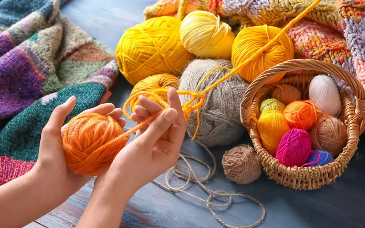 Плетене платенице (69 фотографија): прекривачи на кревету плетене и друге пређе, плетење руку од квадрата и петља, бела, сива и друга боја 24941_6