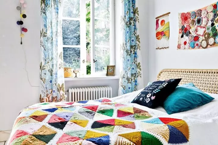 Pletene plodovi (69 fotografij): posteljna pregrinjala na postelji pletene in druge preje, ročno pletenje iz kvadratov in z zankami, belo, sivo in drugo barvo 24941_61