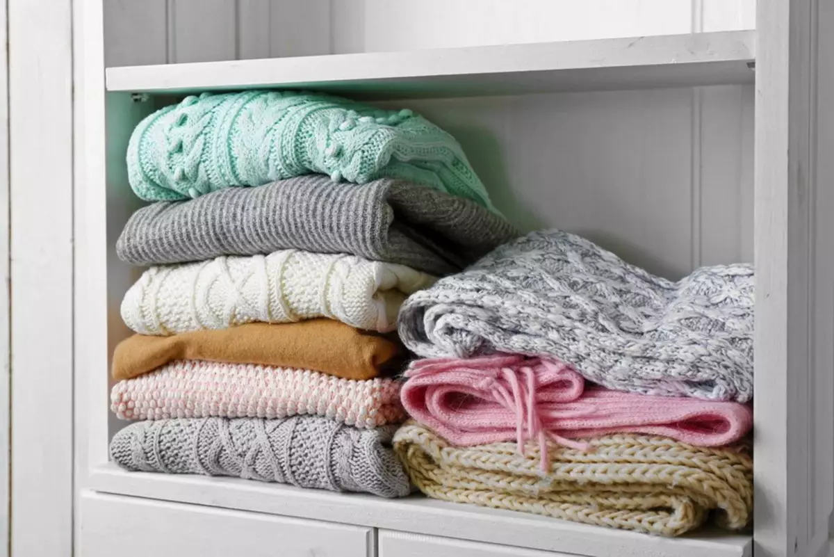 Plaids tricotés (69 photos): couvre-lit sur un lit de tricoté et autre fil, tricot à la main des carrés et avec des boucles, blanc, gris et autre couleur 24941_69