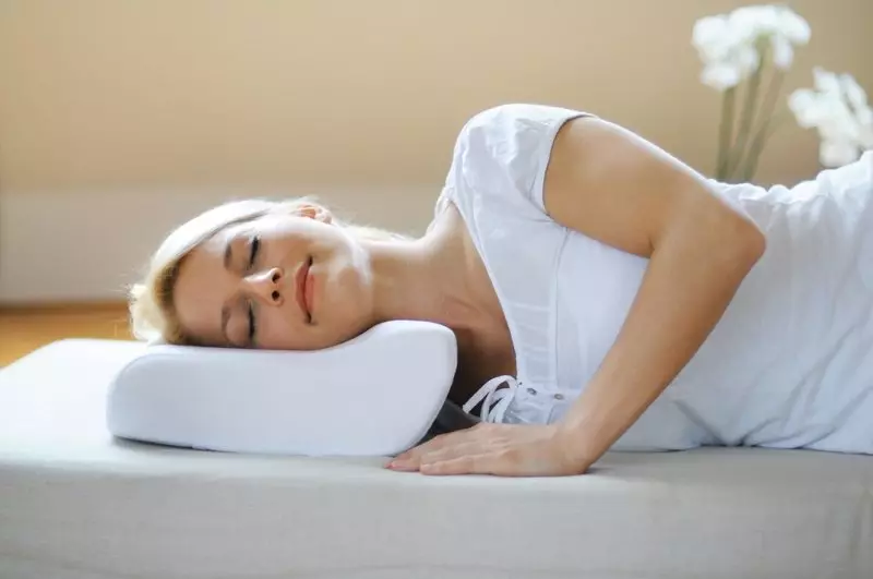 Kako spavati na ortopedskom jastuku? 20 fotografija Kako lagati i koristiti jastuk s napadaju? Koja strana staviti ispod glave? 24958_10
