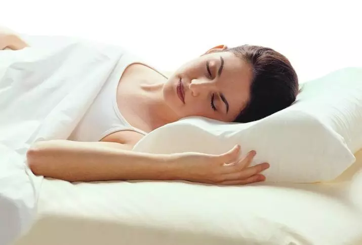 Kako spavati na ortopedski jastuk? 20 Fotografije Kako da laže i koristite jastuk sa napad? Koju stranu staviti ispod glave? 24958_18