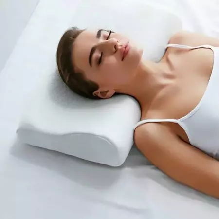 Comment dormir sur un oreiller orthopédique? 20 photos Comment mentir et utiliser un coussin avec une saisie? De quel côté mettre sous la tête? 24958_2