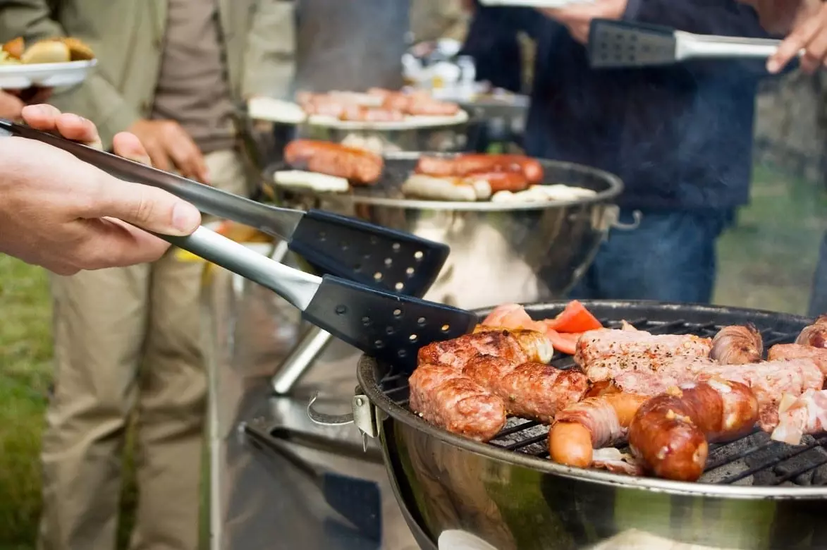 Set Barbecue: SuitCasing Hadiah karo Piranti Barbecue lan Grill, Contone Aksesoris kanggo Kebabs lan Mangalov 24972_24
