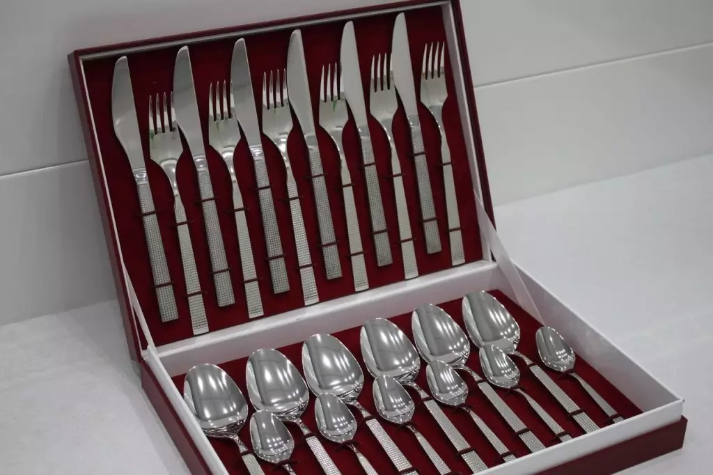 Sets van bestek: een set van vorken, messen en lepels voor 6 en 24 personen, geregistreerd gift opties, overzicht van de sets in een koffer 24977_22