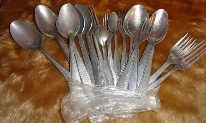 Sets van bestek: een set van vorken, messen en lepels voor 6 en 24 personen, geregistreerd gift opties, overzicht van de sets in een koffer 24977_26