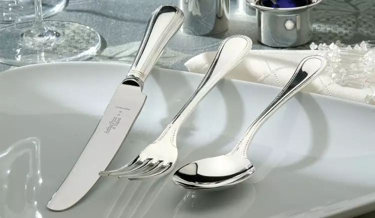 cutlery ប្រាក់: តើធ្វើដូចម្តេចដើម្បីជ្រើសរើសសំណុំនៃឧបករណ៍សម្រាប់ 1, 6 និង 12 មនុស្សមួយ? តើមានទីសំគាល់នៅលើ cutlery ប្រាក់មួយ? តើធ្វើដូចម្តេចដើម្បីសម្អាត? 24981_18