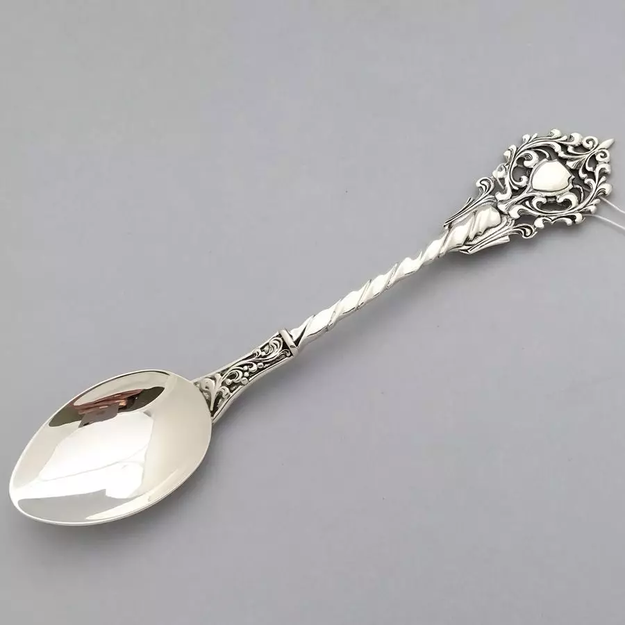 Silver Spoon (27 mga larawan): Personal na tsaa spoons ng pilak, pilak plated dessert kubyertos, ukit set 24991_16