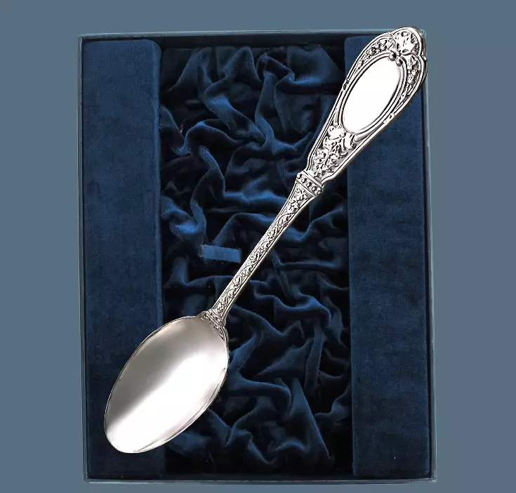 Срібна ложка (27 фото): іменні чайні ложечки зі срібла, посріблені десертні столові прилади, набори з гравіюванням 24991_17