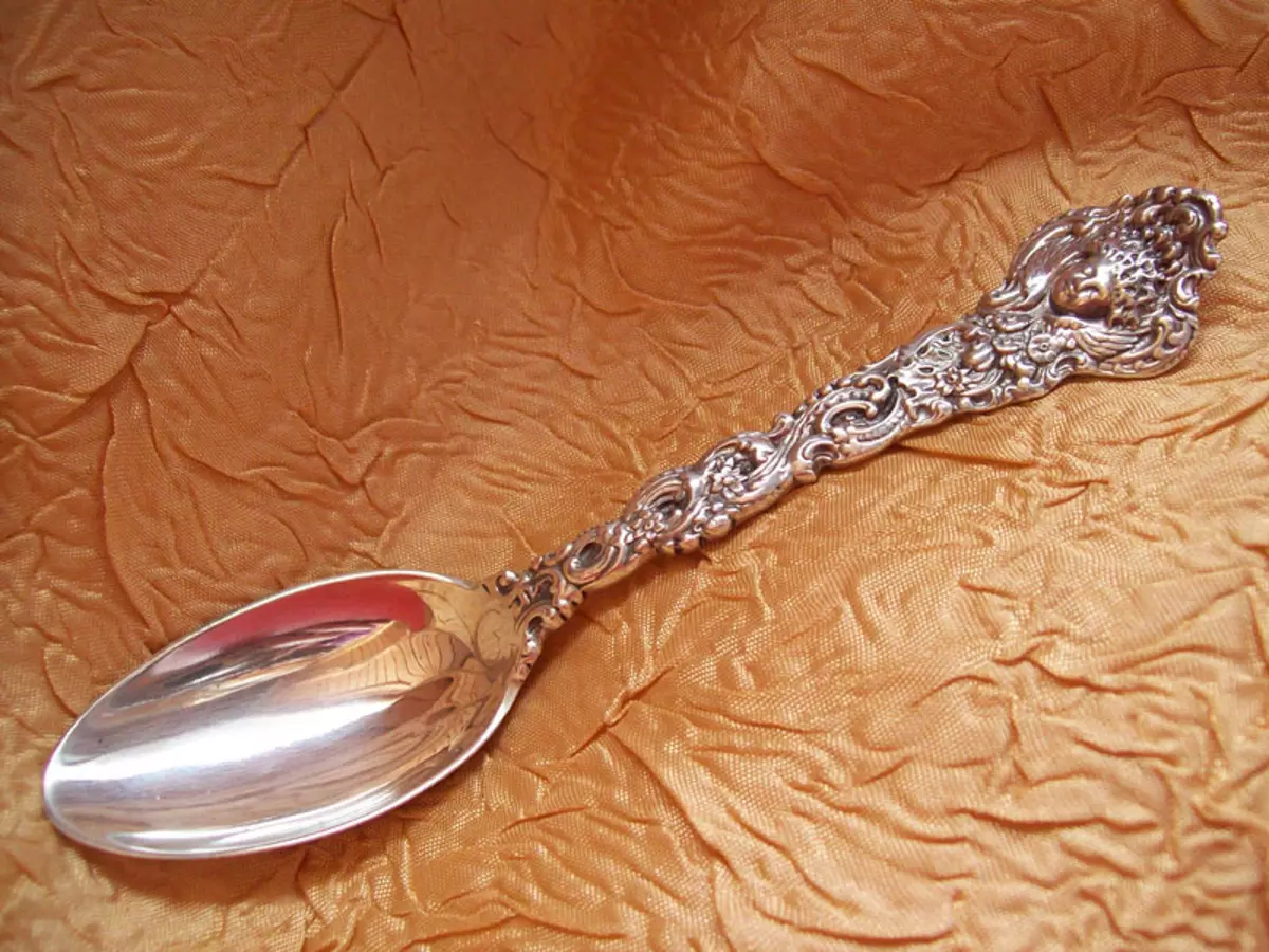 Silver Spoon (27 mga larawan): Personal na tsaa spoons ng pilak, pilak plated dessert kubyertos, ukit set 24991_23