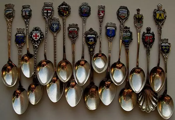 Silver Spoon (27 mga larawan): Personal na tsaa spoons ng pilak, pilak plated dessert kubyertos, ukit set 24991_8