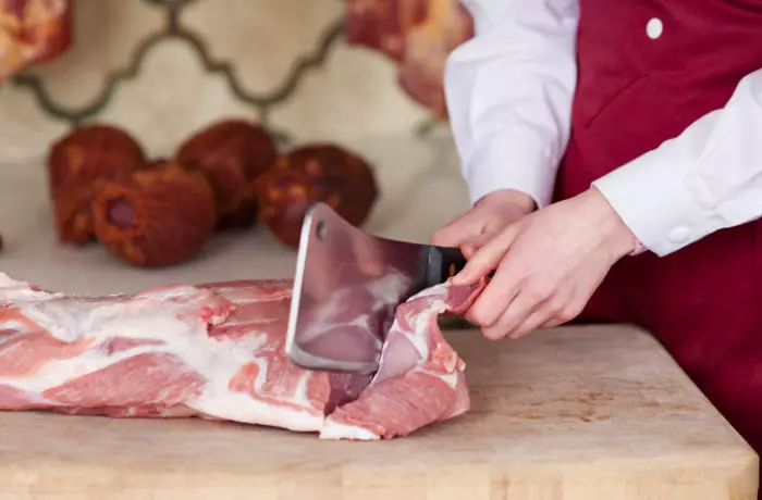 Blinkande kniv (31 bilder): Hur man väljer en skärkniv för att skära kött? Varför behöver du en universell kniv? Professionell trafik och andra modeller 24992_11
