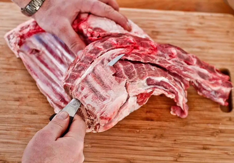 Couteau clignotant (31 photos): Comment choisir un couteau de coupe pour couper la viande? Pourquoi avez-vous besoin d'un couteau universel? Trafic professionnel et autres modèles 24992_12