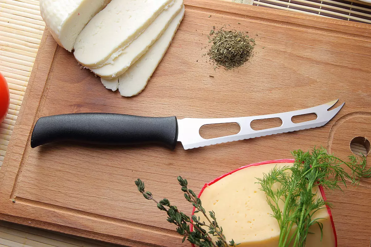 Трепка нож (31 фотографии): Како да изберете нож за сечење за сечење месо? Зошто ви е потребен универзален нож? Професионален сообраќај и други модели 24992_17