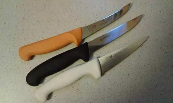 Couteau clignotant (31 photos): Comment choisir un couteau de coupe pour couper la viande? Pourquoi avez-vous besoin d'un couteau universel? Trafic professionnel et autres modèles 24992_28