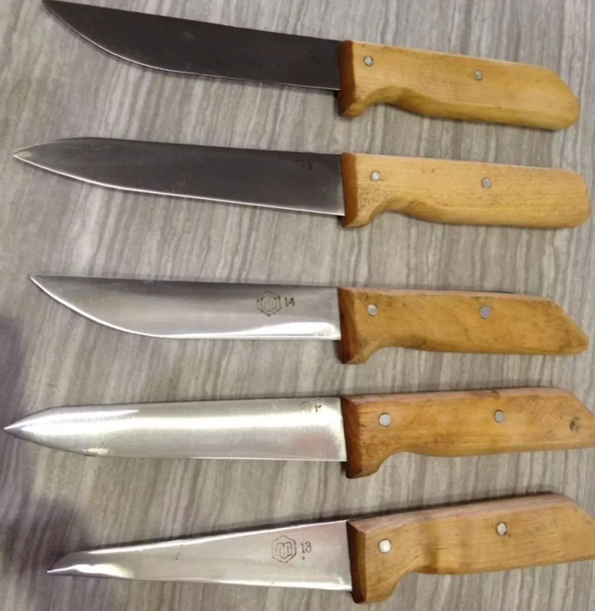 Couteau clignotant (31 photos): Comment choisir un couteau de coupe pour couper la viande? Pourquoi avez-vous besoin d'un couteau universel? Trafic professionnel et autres modèles 24992_29