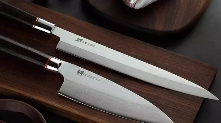 יפנית מטבח סכינים (35 תמונות): KIOMO סכינים תכונות יצרנים אחרים סכינים. Nakiri ו Deba, סנטוקו ומינים אחרים. בחירה של סט 24998_16