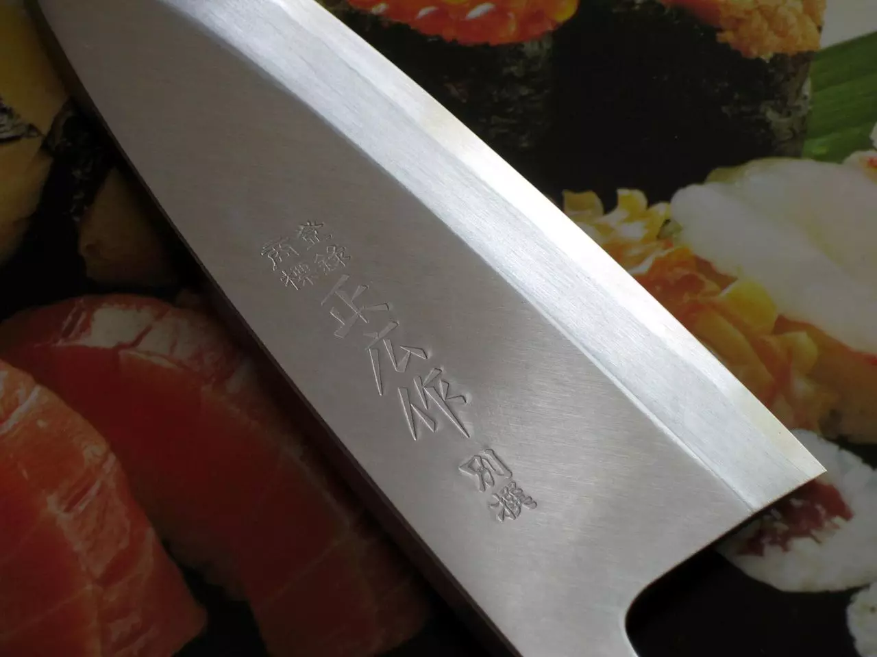 יפנית מטבח סכינים (35 תמונות): KIOMO סכינים תכונות יצרנים אחרים סכינים. Nakiri ו Deba, סנטוקו ומינים אחרים. בחירה של סט 24998_18