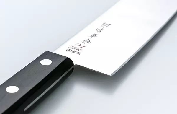Cuțite de bucătărie japoneză (35 de fotografii): Caracteristicile cuțitelor Kiomo și cuțitele producătorilor. Nakiri și Deba, Santoku și alte specii. Alegerea setului 24998_25