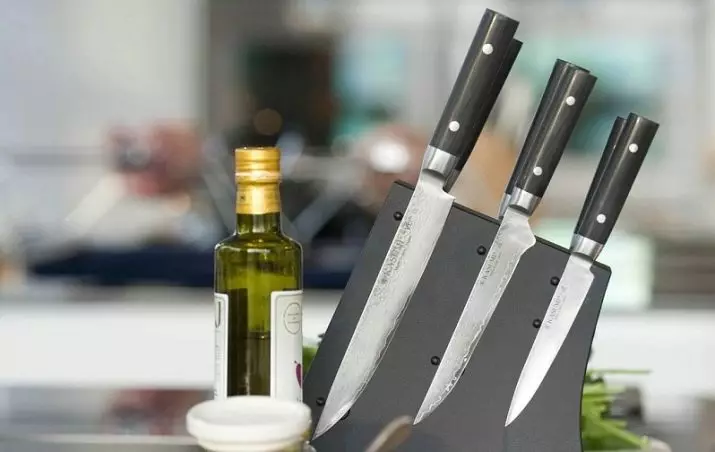יפנית מטבח סכינים (35 תמונות): KIOMO סכינים תכונות יצרנים אחרים סכינים. Nakiri ו Deba, סנטוקו ומינים אחרים. בחירה של סט 24998_27