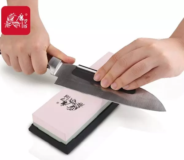 יפנית מטבח סכינים (35 תמונות): KIOMO סכינים תכונות יצרנים אחרים סכינים. Nakiri ו Deba, סנטוקו ומינים אחרים. בחירה של סט 24998_7