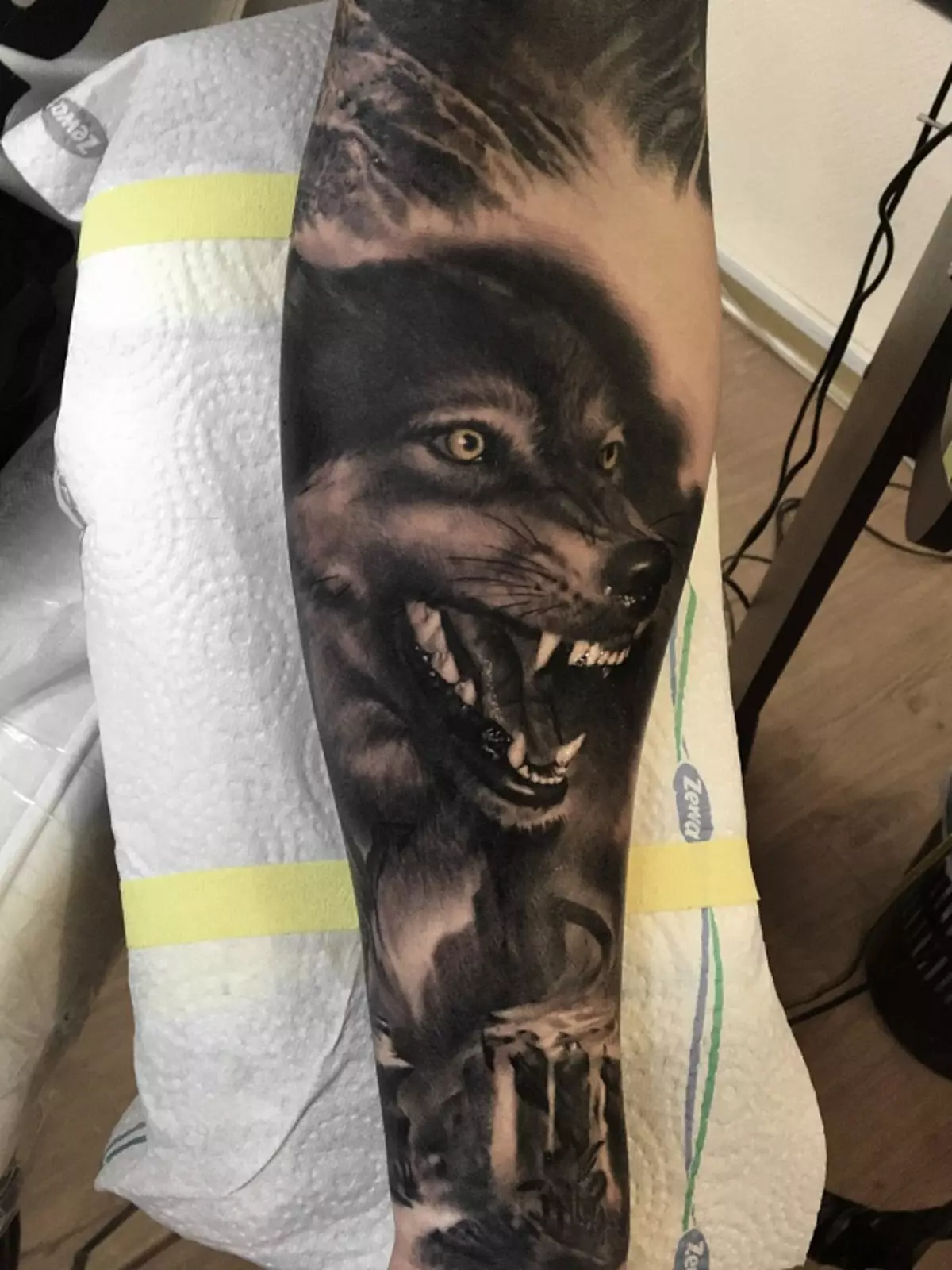 タトゥー「Oskal Wolf」（43写真）：価値とスケッチ、肩に粉砕されたオオカミの入れ墨、胸の上、前腕の他の地域で 249_36