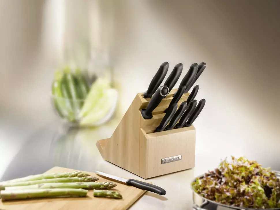 Ножове Victorinox (30 снимки): Избор на комплект кухненски ножове. Описание на швейцарците ножове за почистване на картофи и други модели. Най-добрият опции фирмата 25001_11