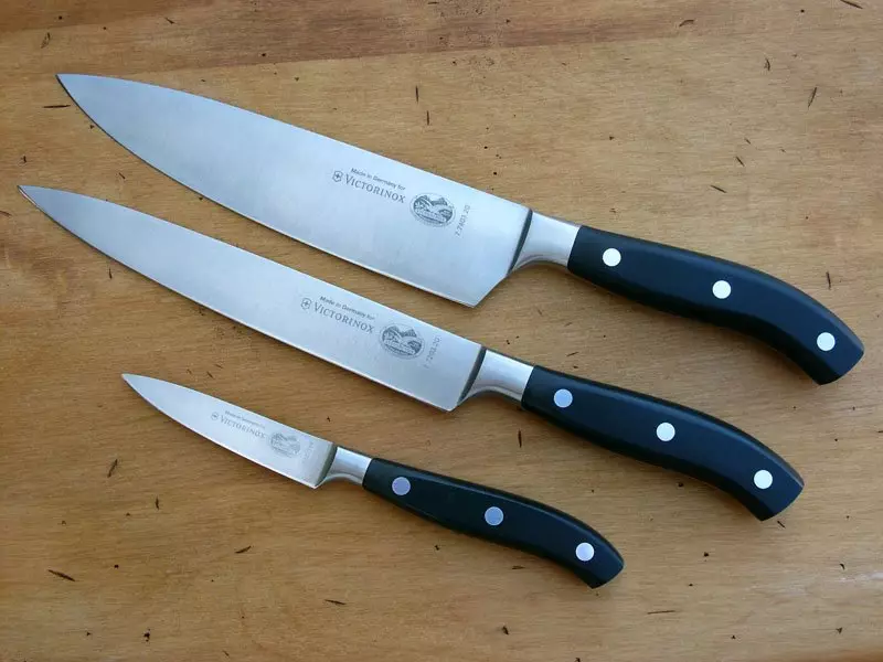 Bıçaklar Victorinox (30 fotoğraf): Bir dizi mutfak bıçağı seçimi. Patates ve diğer modelleri temizlemek için İsviçre bıçaklarının açıklaması. En iyi seçenekler firması 25001_14