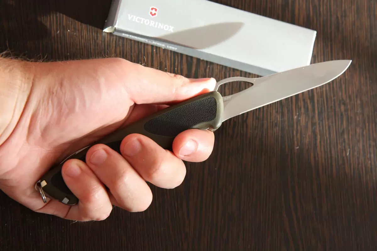 Bıçaklar Victorinox (30 fotoğraf): Bir dizi mutfak bıçağı seçimi. Patates ve diğer modelleri temizlemek için İsviçre bıçaklarının açıklaması. En iyi seçenekler firması 25001_8