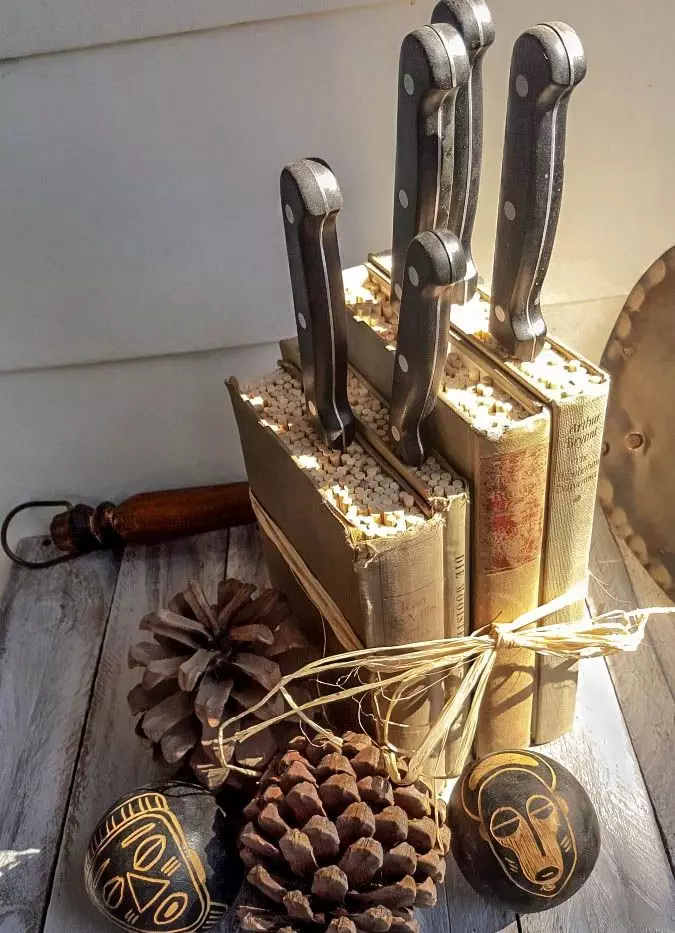 Stand til knive med dine egne hænder (27 fotos): hvordan man laver en træ stativ med et fyldstof og en magnetisk holder til køkkenknive? 25007_10