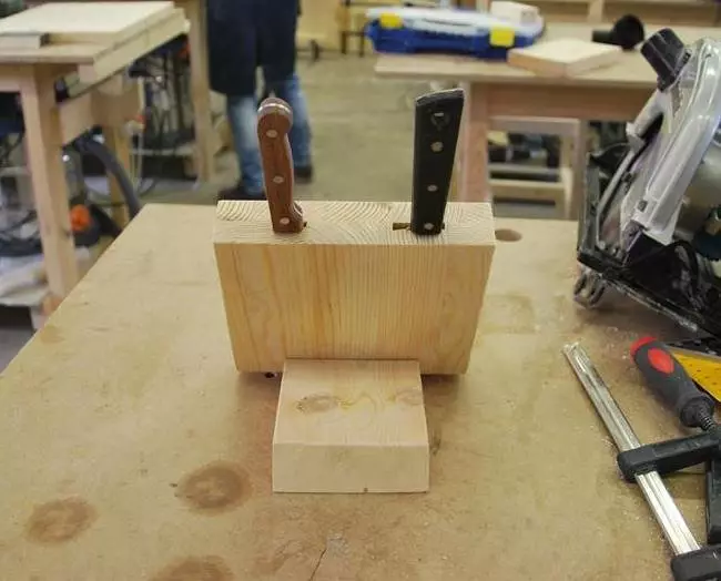 לעמוד על סכינים עם הידיים שלך (27 תמונות): איך לעשות עץ לעמוד עם מילוי ומחזיק מגנטי עבור סכיני מטבח? 25007_19