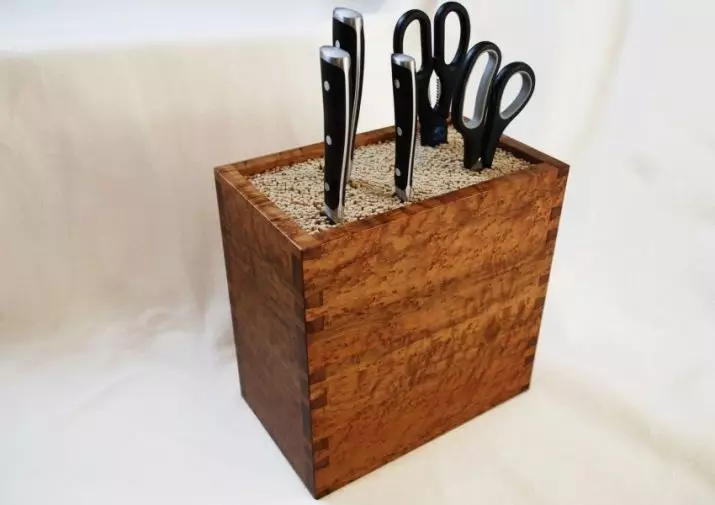 Stalak za noževe sa svoje ruke (27 fotografija): kako napraviti postolje za drvo sa punila i magnetni držač za kuhinjskih noževa? 25007_2
