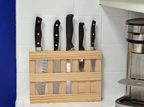 לעמוד על סכינים עם הידיים שלך (27 תמונות): איך לעשות עץ לעמוד עם מילוי ומחזיק מגנטי עבור סכיני מטבח? 25007_21