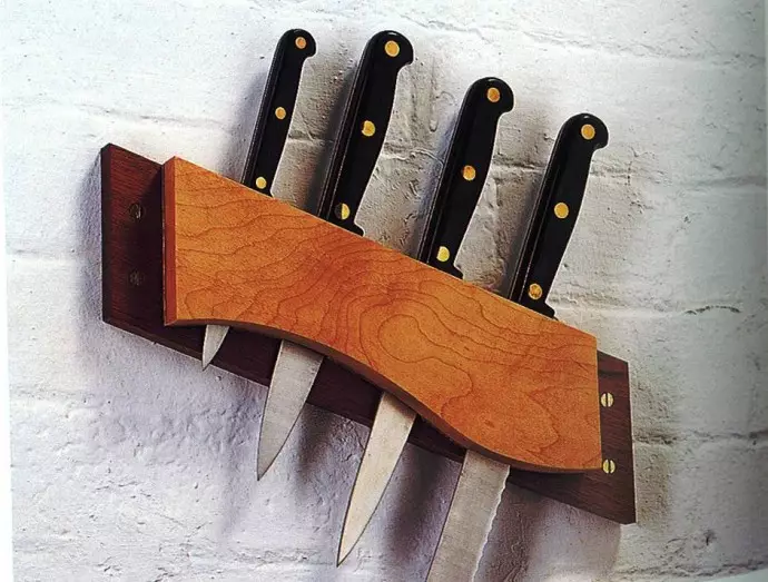 לעמוד על סכינים עם הידיים שלך (27 תמונות): איך לעשות עץ לעמוד עם מילוי ומחזיק מגנטי עבור סכיני מטבח? 25007_22