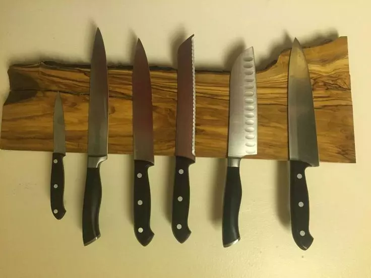 Stand til knive med dine egne hænder (27 fotos): hvordan man laver en træ stativ med et fyldstof og en magnetisk holder til køkkenknive? 25007_23