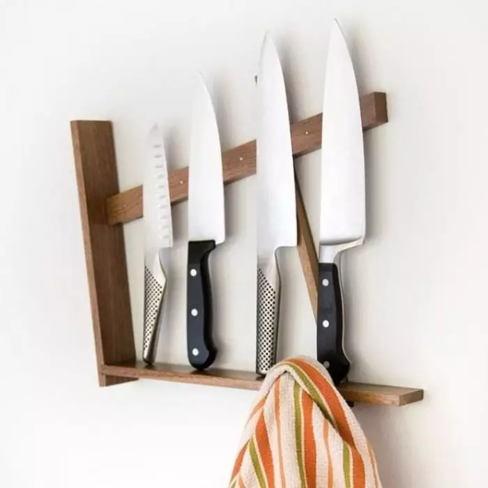 לעמוד על סכינים עם הידיים שלך (27 תמונות): איך לעשות עץ לעמוד עם מילוי ומחזיק מגנטי עבור סכיני מטבח? 25007_24