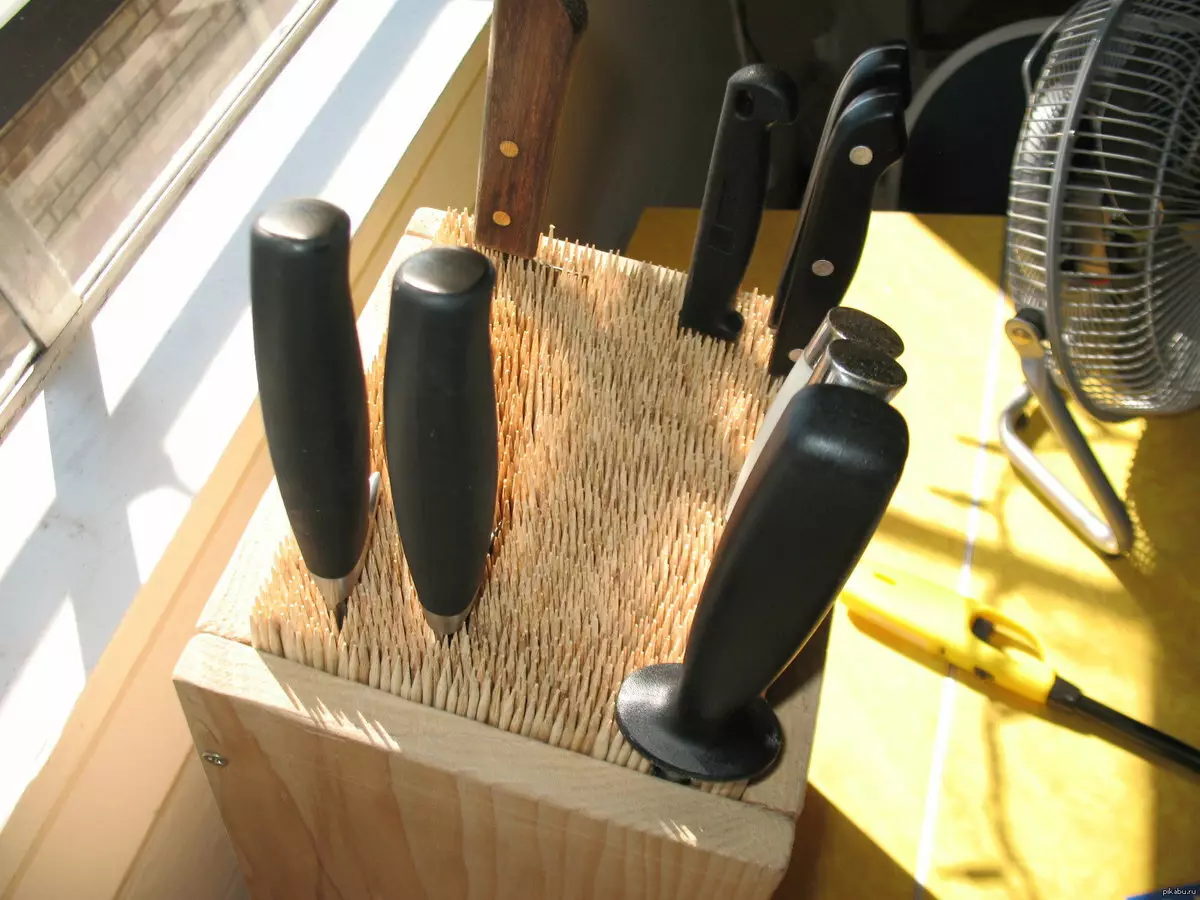 Stand til knive med dine egne hænder (27 fotos): hvordan man laver en træ stativ med et fyldstof og en magnetisk holder til køkkenknive? 25007_7