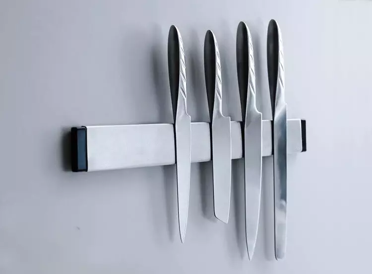 مقناطیسی چاقو ہولڈر (29 فوٹو): دیوار پر ایک مقناطیس کا انتخاب کیسے کریں؟ باورچی خانے میں دیوار ہولڈرز کو مناسب طریقے سے پھانسی کیسے پھانسی؟ 25009_13