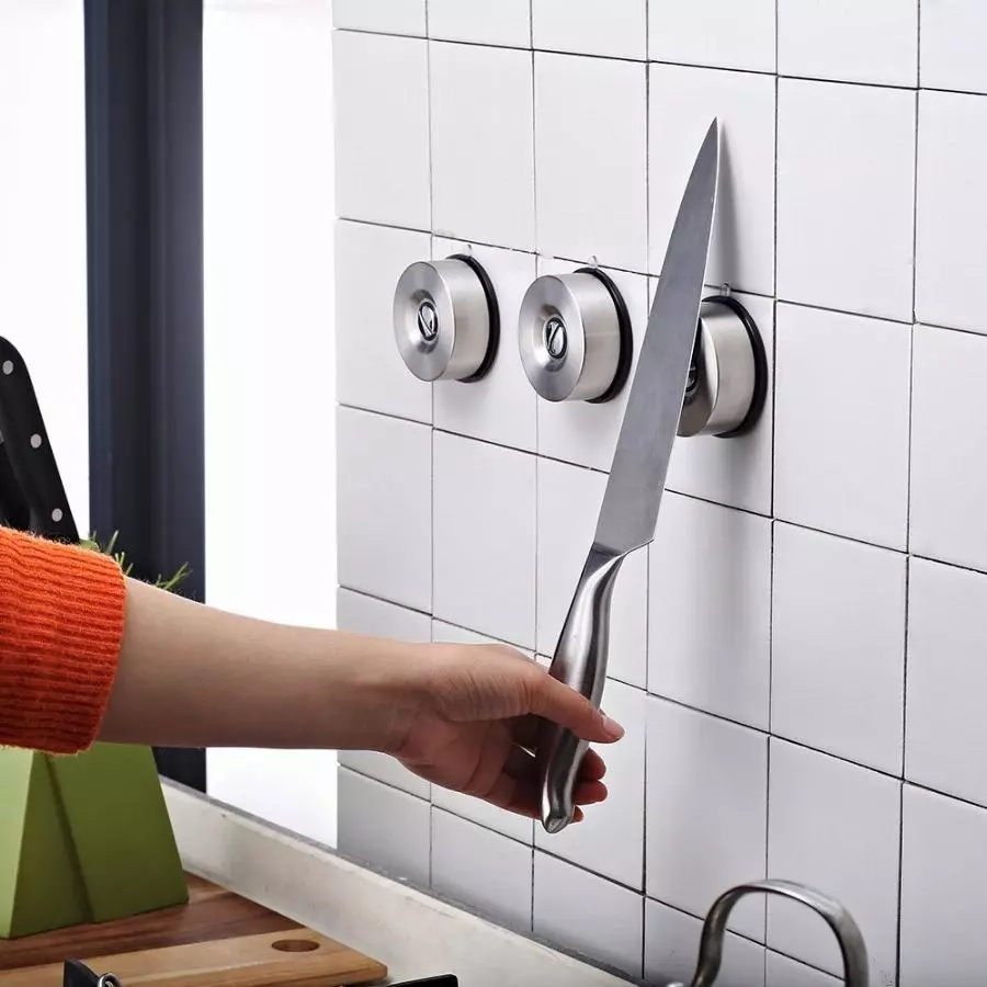 Pemegang pisau magnet (29 foto): Bagaimana untuk memilih magnet di dinding? Bagaimana dengan betul menggantungkan pemegang dinding di dapur? 25009_14