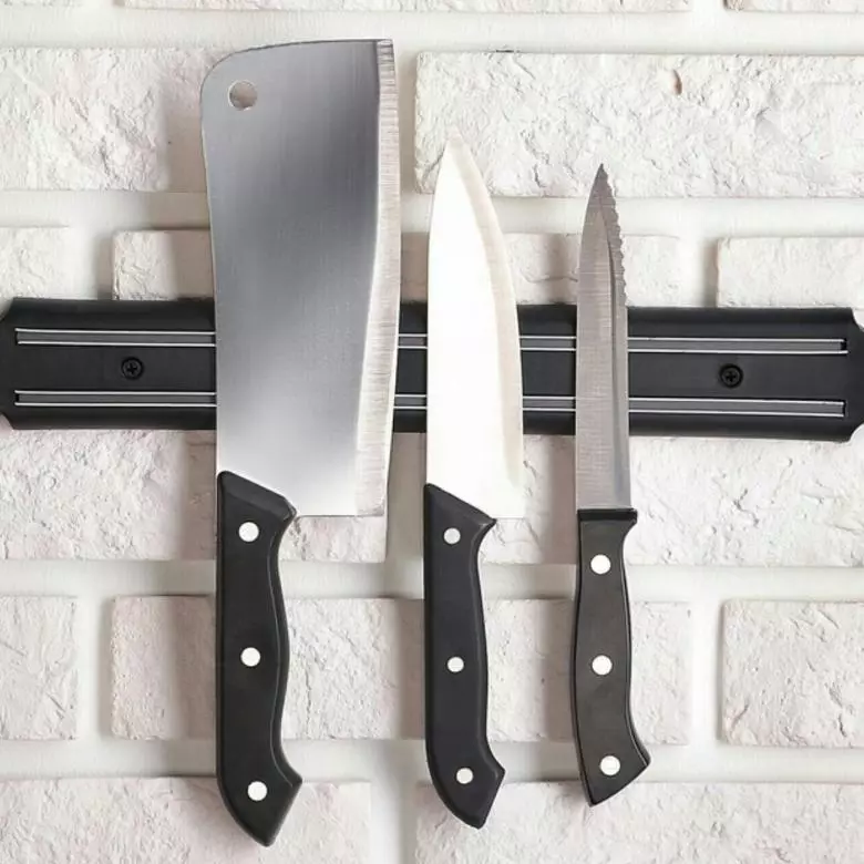 Држач магнетног ножа (29 фотографија): Како одабрати магнет на зиду? Како правилно објесити власнике зидова у кухињи? 25009_16