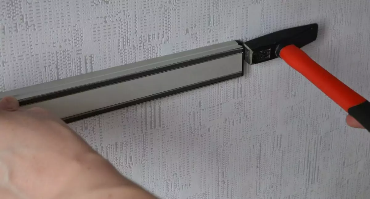 Magnetska noža (29 fotografija): Kako odabrati magnet na zidu? Kako pravilno objesiti držače zida u kuhinji? 25009_23