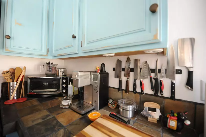 Držák magnetického nože (29 fotek): Jak si vybrat magnet na zdi? Jak správně zavěsit držáky zeď v kuchyni? 25009_24