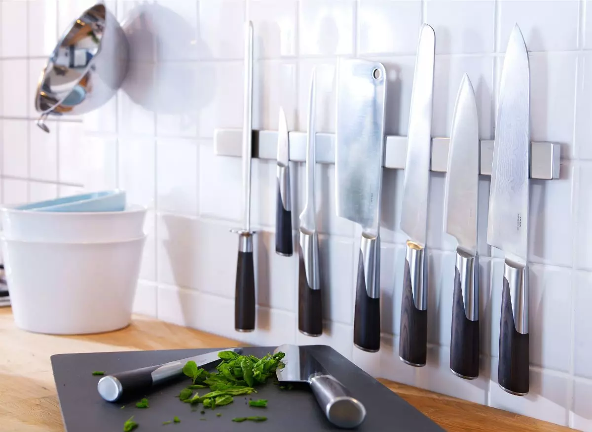 Магнитен държач за нож (29 снимки): Как да изберем магнит на стената? Как правилно да се мотае на притежателите на стената в кухнята? 25009_26